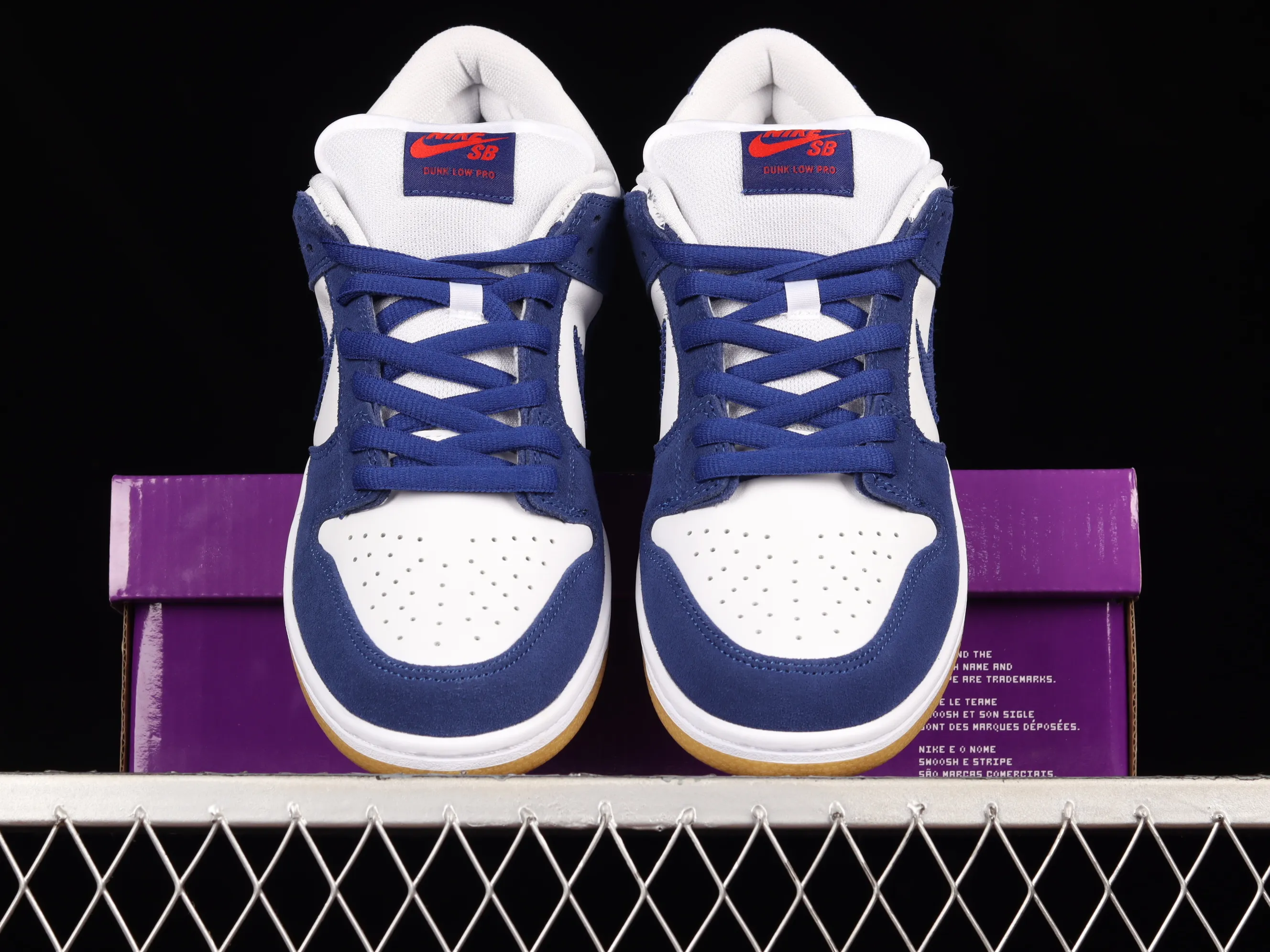 All categories Nk SB Dunk Series Nk SB Dunk Low low-top sneakers Nk SB Dunk Low white and blue Los Angeles Dodgers SB smashed backboard fashion casual sneakers DO9395-400